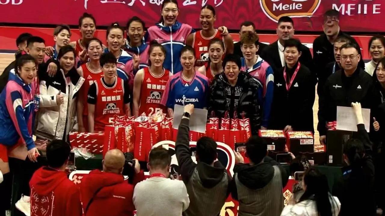 包含全员出击奋力拼搏，球队摒弃怯弱迎战强敌的词条